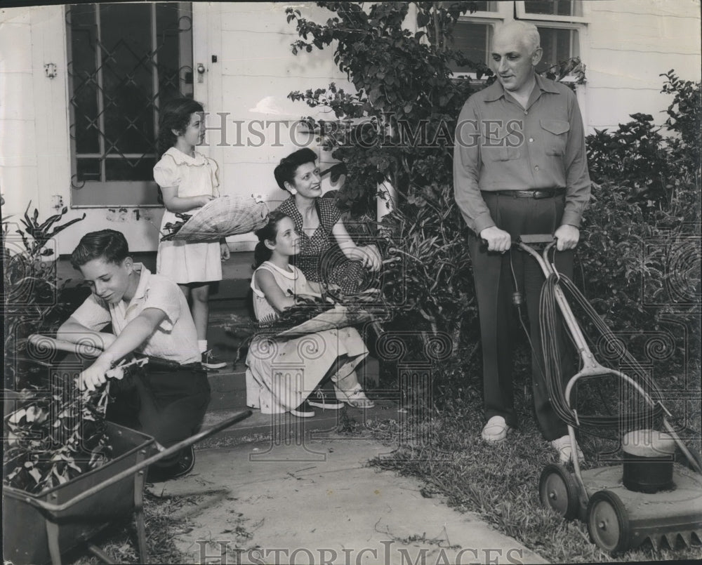 1954 Press Photo Rivkind Jewish Family - Historic Images