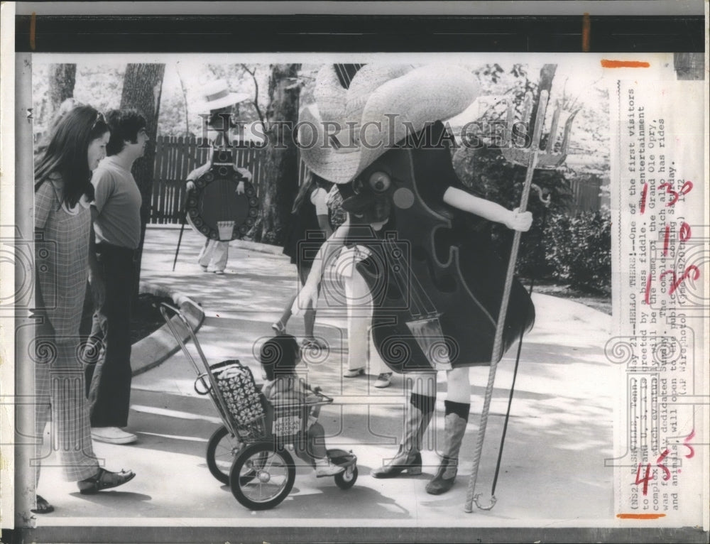 1972 Press Photo Bass fiddle greet early visitors to Opryland U.S.A - RSH18625 - Historic Images