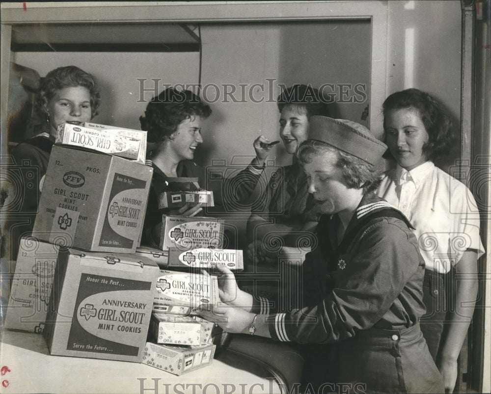 1962 Press Photo Roberts and Girls Scout Troop - RSH18689 - Historic Images