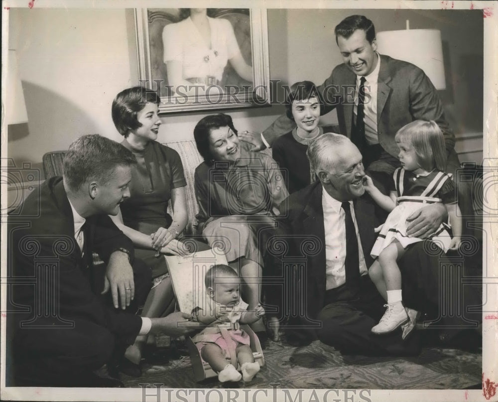 1957 Press Photo Lt. R. Arch Roberts and Mr. and Mrs Al. Jr. - Historic Images