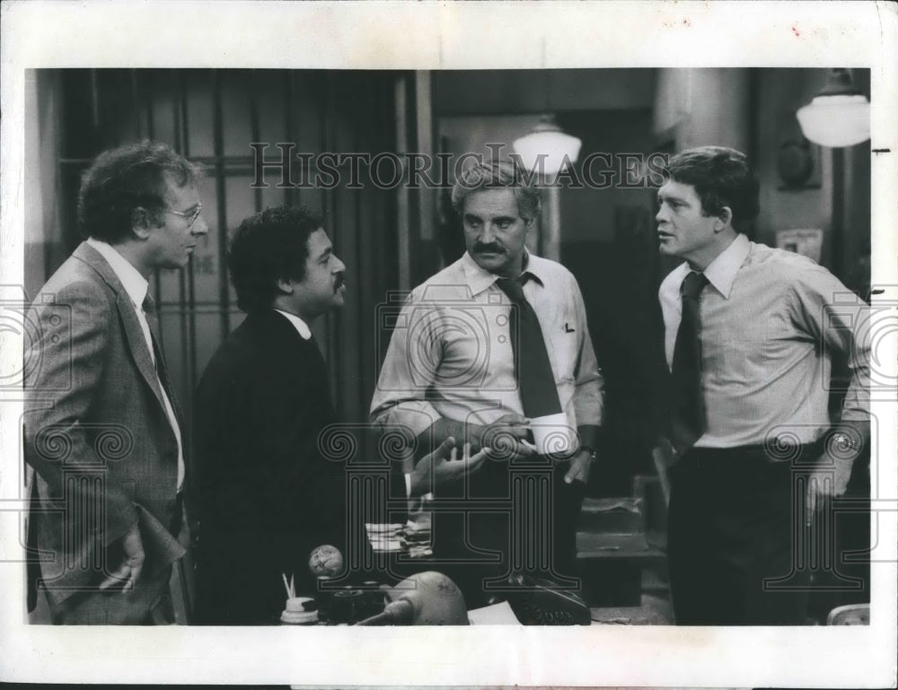 1981 Press Photo Steve Landesberg Ron Glass Hal Linden Max Gail In Barney Miller - Historic Images