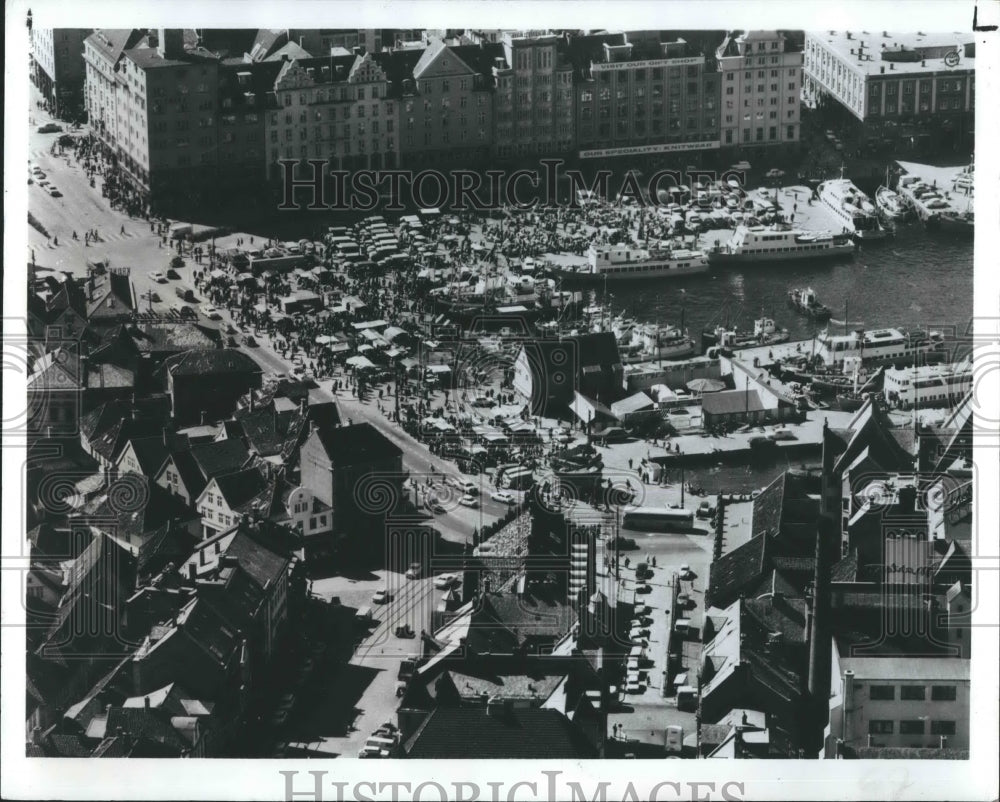 1977 Press Photo Bergen&#39;s famous fish market is the first view those arriving - Historic Images