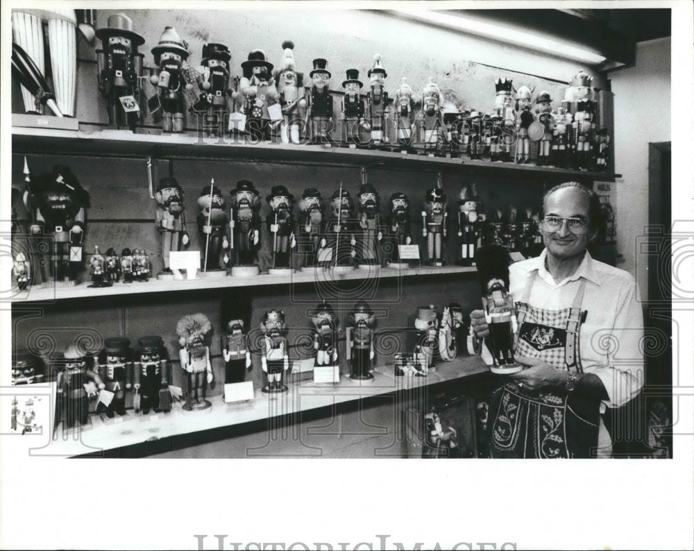 1984 Press Photo - Manfred Schuback and Nutcrackers - Historic Images