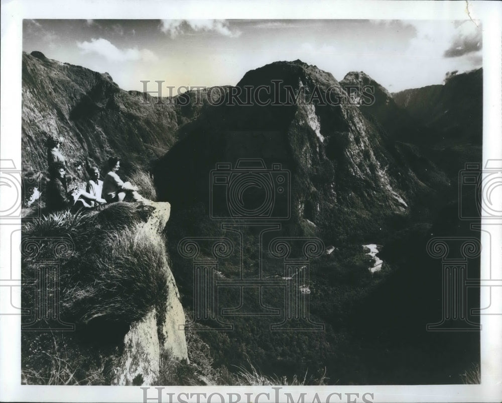 1965 Press Photo Mackinnon Pass in New Zealand&#39;s Milford Track hikers take break - Historic Images