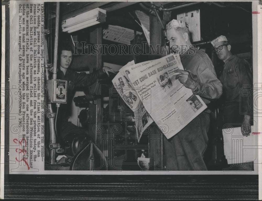 1965 Press Photo Gedda with Final SF News Call Bulletin - Historic Images