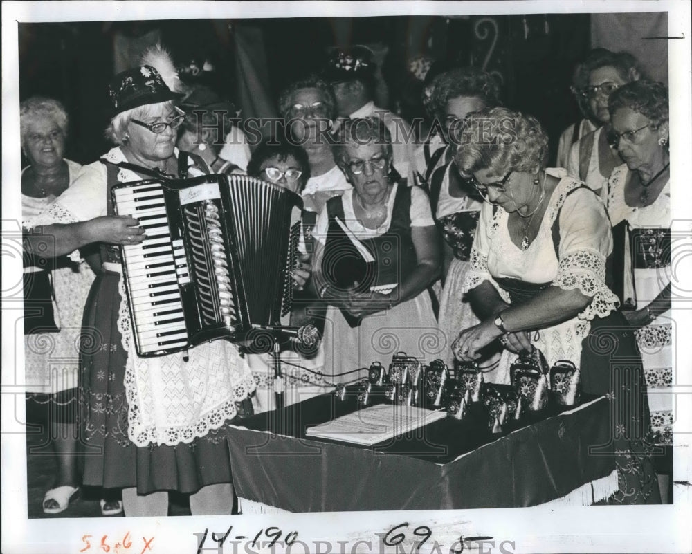 1978 Press Photo Lorelei Singers with director Garda DesJordan on Bells. - Historic Images