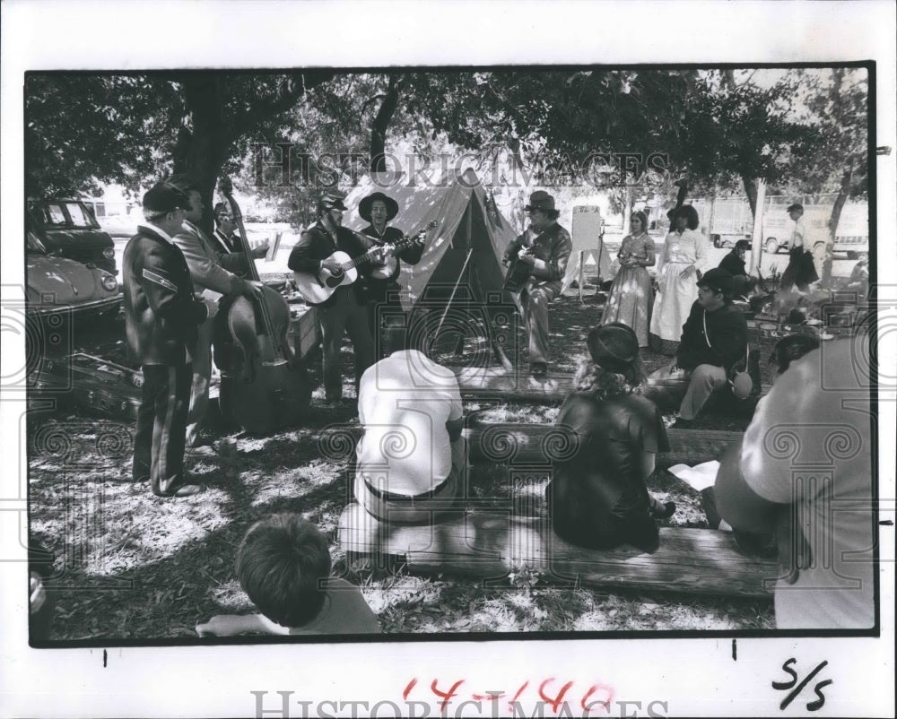 1983 Press Photo 200 people gathered in sunshine at chase park for Nostalgia Day - Historic Images