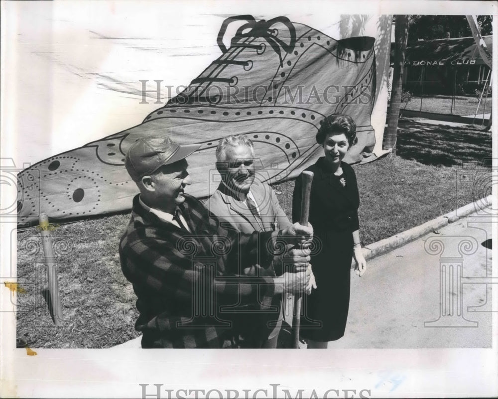 1964 Press Photo Tom De Largy, Jack Puryear and Mrs. Merton H. Barrett - Historic Images