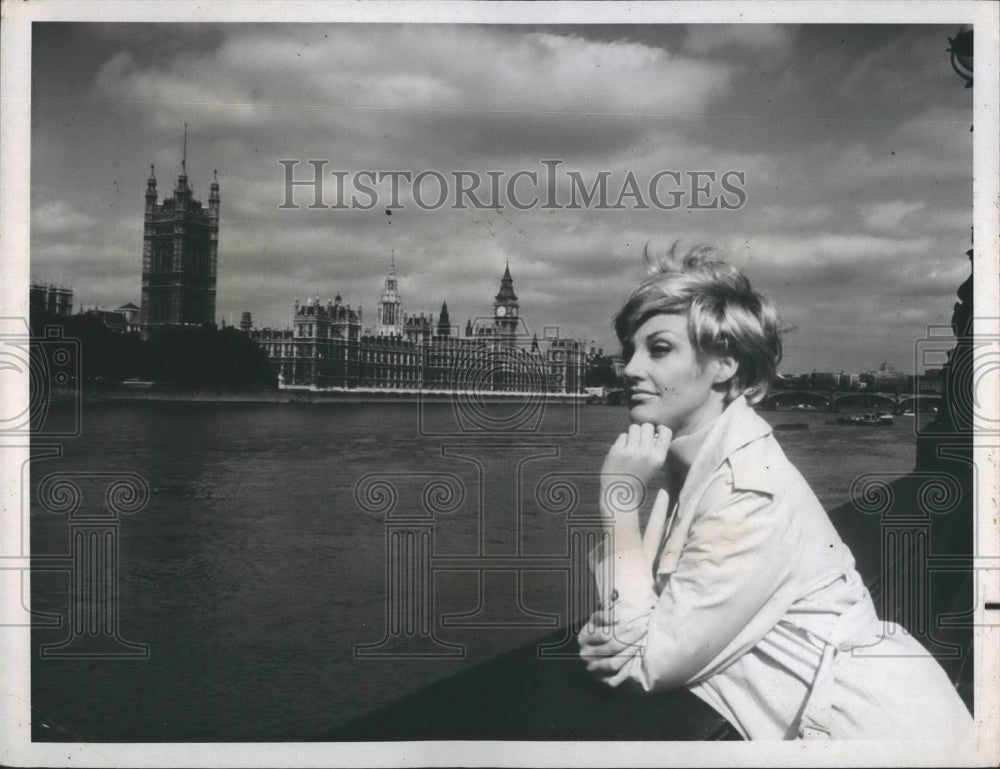 1971 Press Photo American girl in London in NBC&#39;s &quot;First Tuesday&quot; - RSH19209 - Historic Images