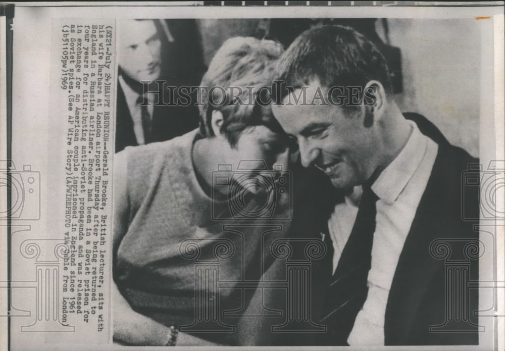 1969 Press Photo Gerald Brooke and wife Barbara - Historic Images