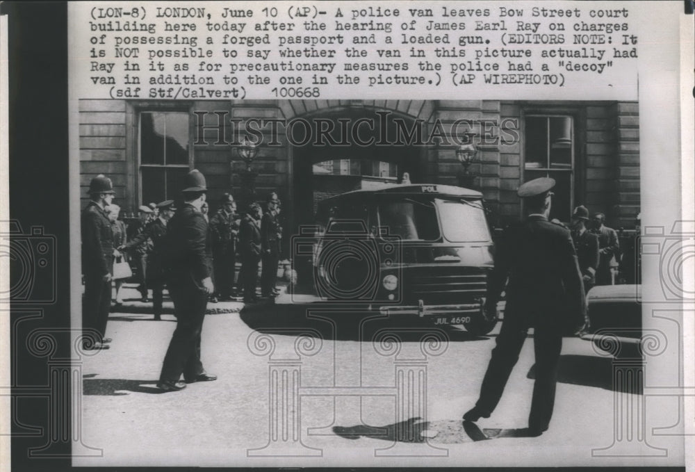 Press Photo Police van leaves Bow Street court - RSH19235 - Historic Images