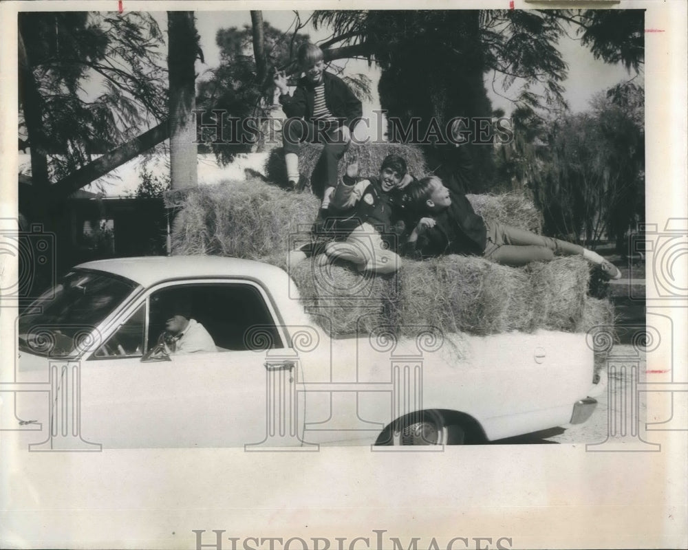 1968 Press Photo Truck loaded by dry grass and children. - RSH19277 - Historic Images