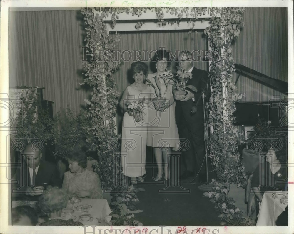 1966 Press Photo Member of National Cleanest Town Contest Beatification. - Historic Images
