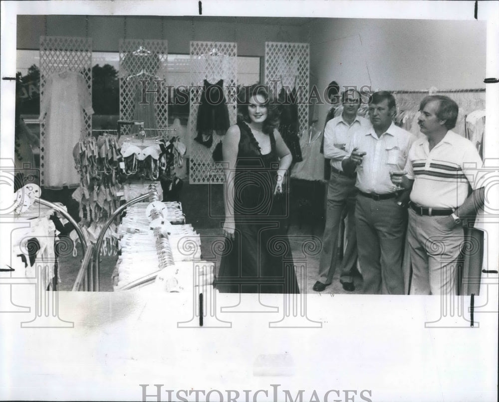 1980 Press Photo Madeline K&#39;s Lingerie Shop - Historic Images