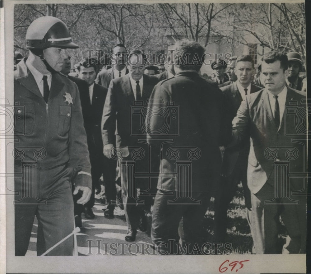 1967 Press Photo Vice President Humphrey visits Stanford University. - Historic Images