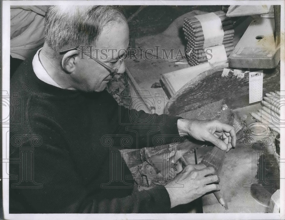 Press Photo Artist Euduardo Ravilo - RSH19343 - Historic Images