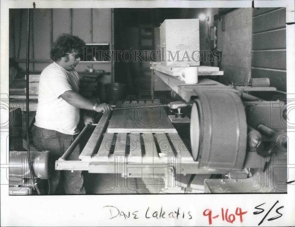 1980 Press Photo Dave Lakatis using machine sander - RSH19373 - Historic Images