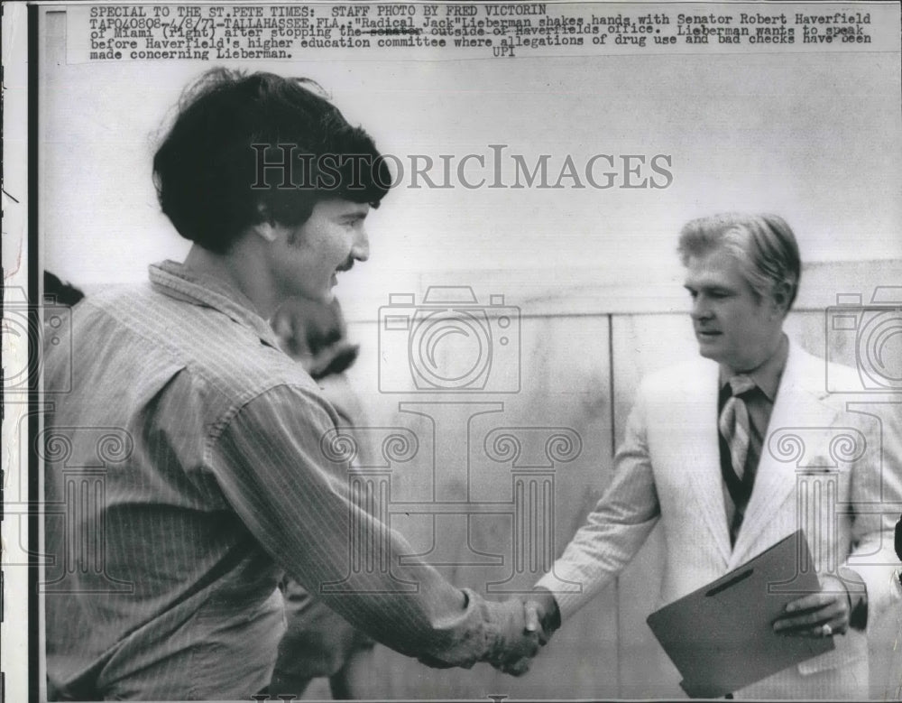 1971 Press Photo Jack Liebergman shakehands with Senator Robert Haverfield. - Historic Images