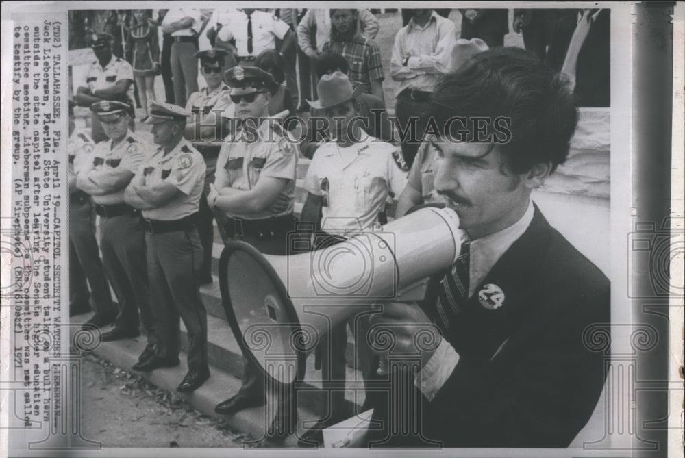 1971 Press Photo Jack Lieberman bull horn outside the state capitol. - Historic Images