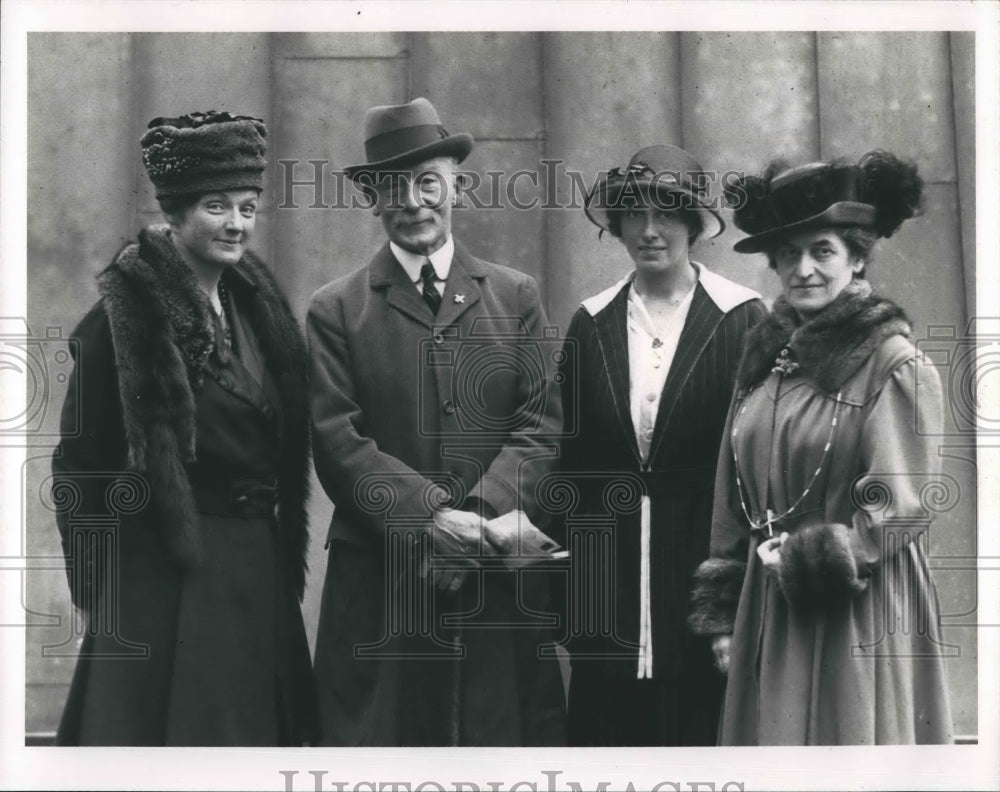 Press Photo A picture of a man and a  women. - Historic Images