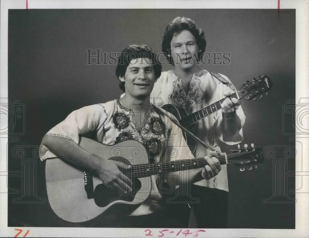 1976 Press Photo Pictured are singers David and Michael Morris. - Historic Images