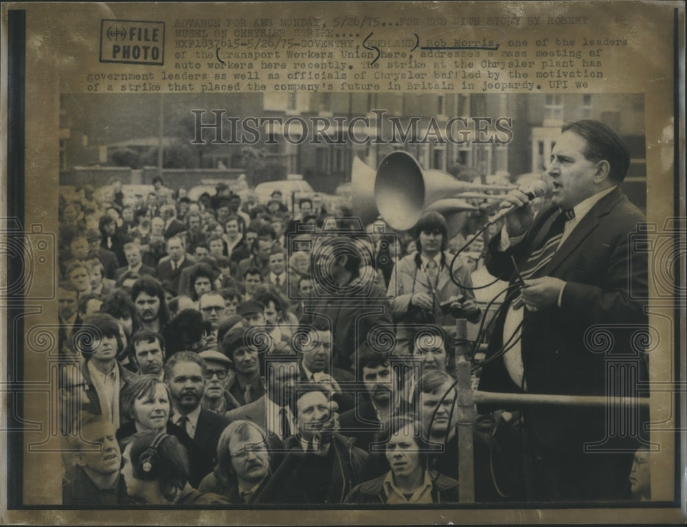 1975 Press Photo Bob Morris addresses a mass meeting for auto workers - Historic Images