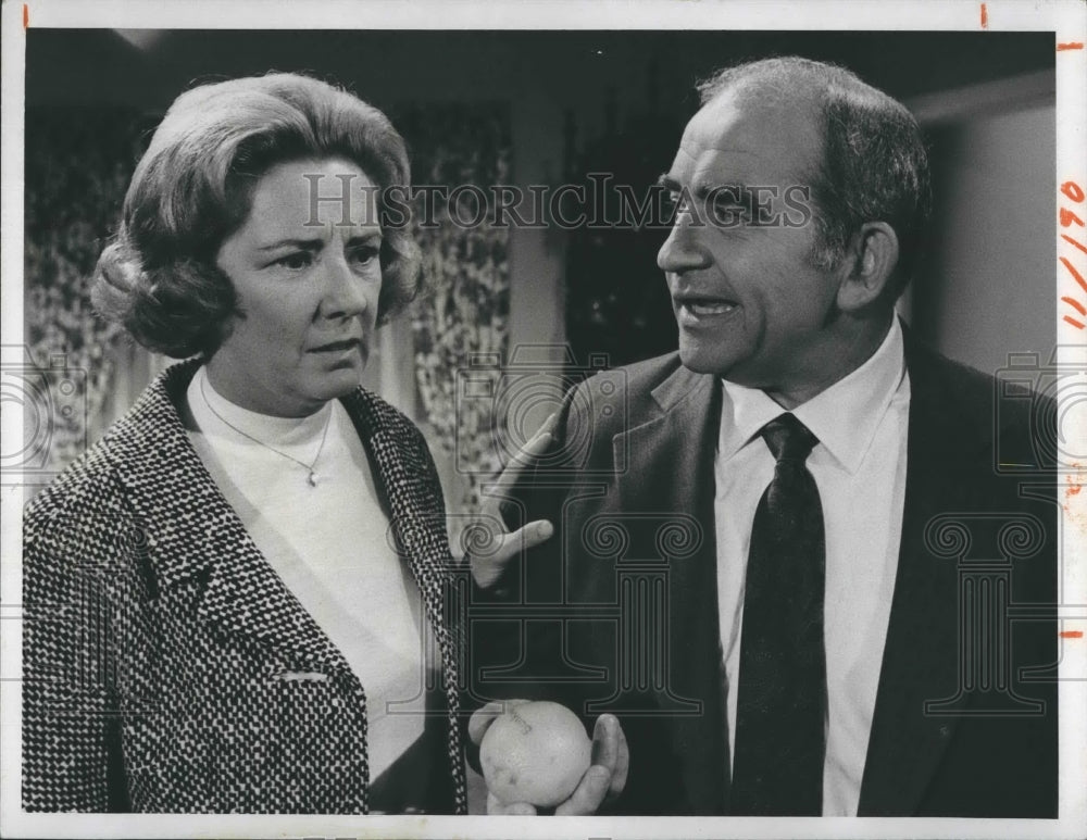 1994 Press Photo A picture of Priscilla Morris & Ed Asner - Historic Images