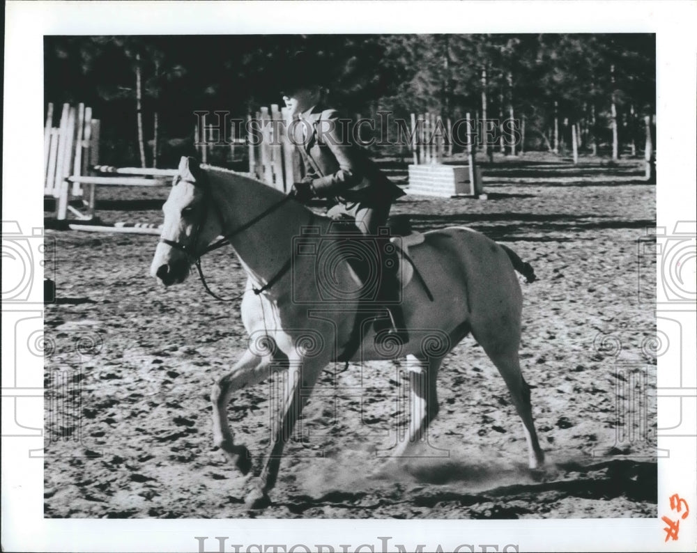 Press Photo A picture of Meredith Morrill horse backriding - Historic Images