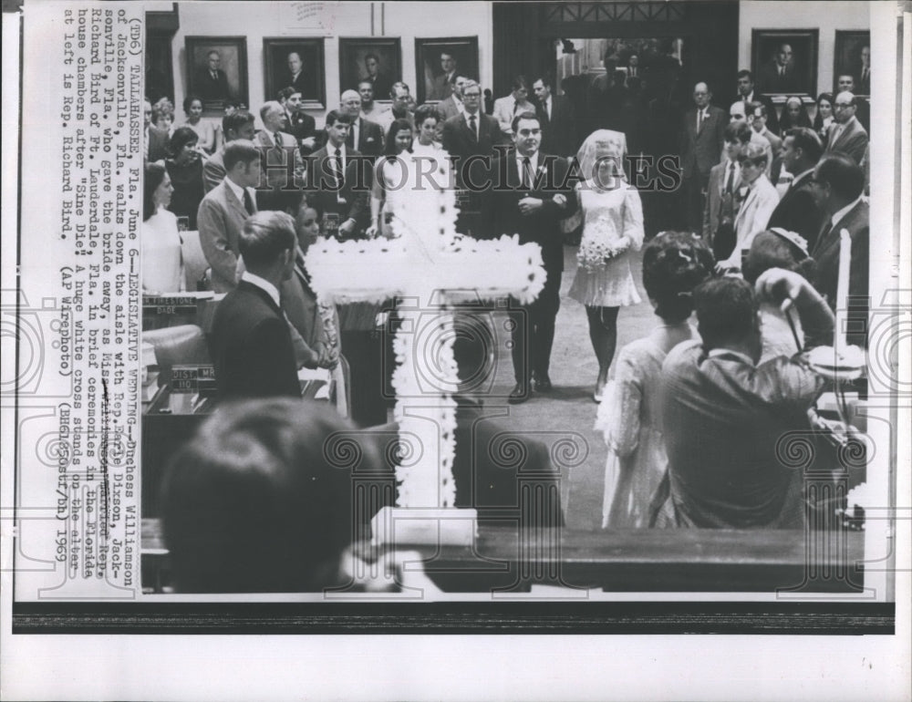 1969 Press Photo Rep. Earle Dixson Gives Away Duchess Williamson of Jacksonville - Historic Images