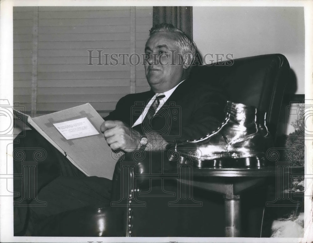 Press Photo Paul Rand Dixon reads a report - Historic Images