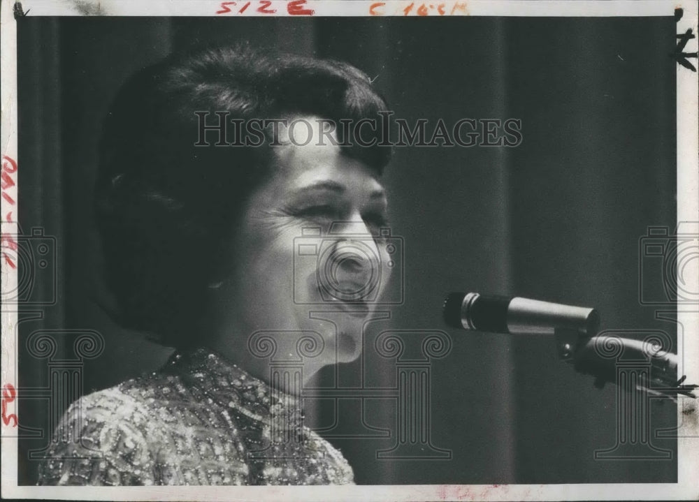 1969 Press Photo Jeane Dixon the girl in the picture. - Historic Images