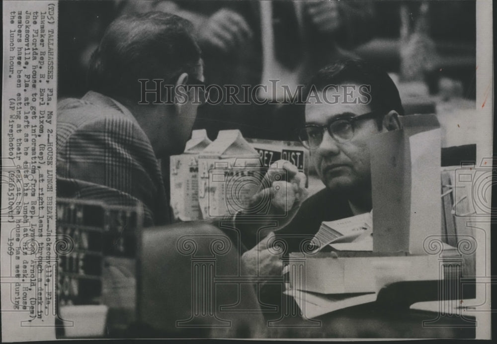 1969 Press Photo Rep. R. Earl Dixon talks with Re. Lynwood Arnold during lunch. - Historic Images