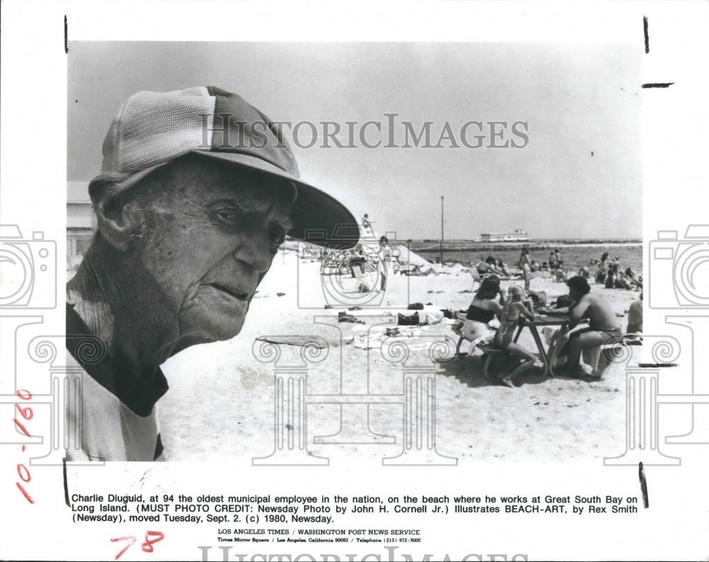 1980 Press Photo Charlie Diuouid Oldest Municipal Employee In US Works On Beach - Historic Images