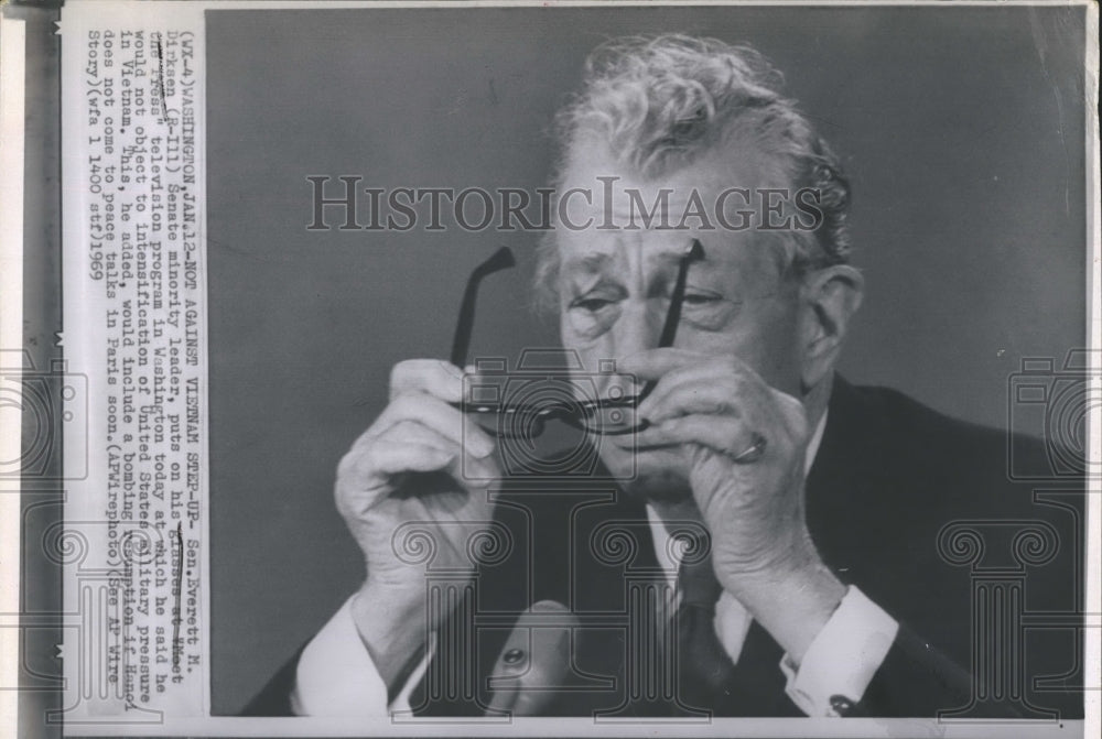 1969 Press Photo Sen. Everett Dirksen Puts On Glasses &quot;Meet Press&quot; TV Program - Historic Images