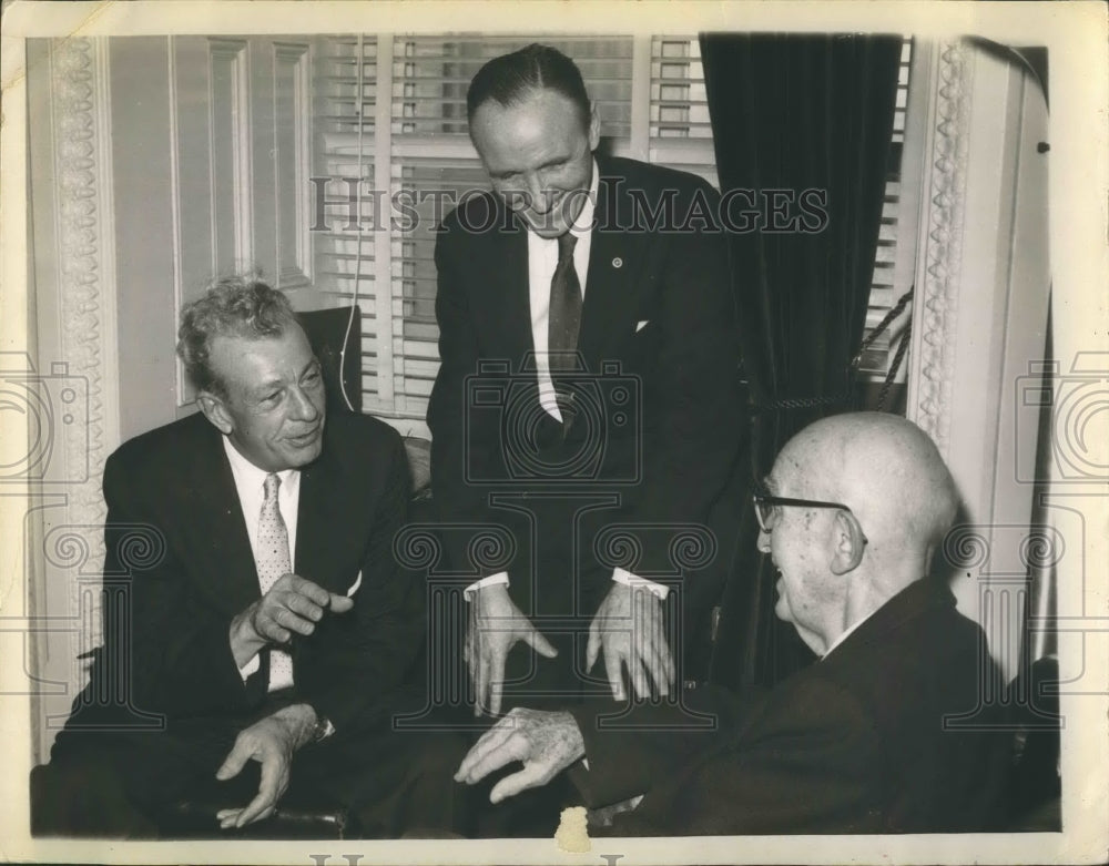 1959 Press Photo Everett Dirkson With Two Unnamed Men Discussion - Historic Images