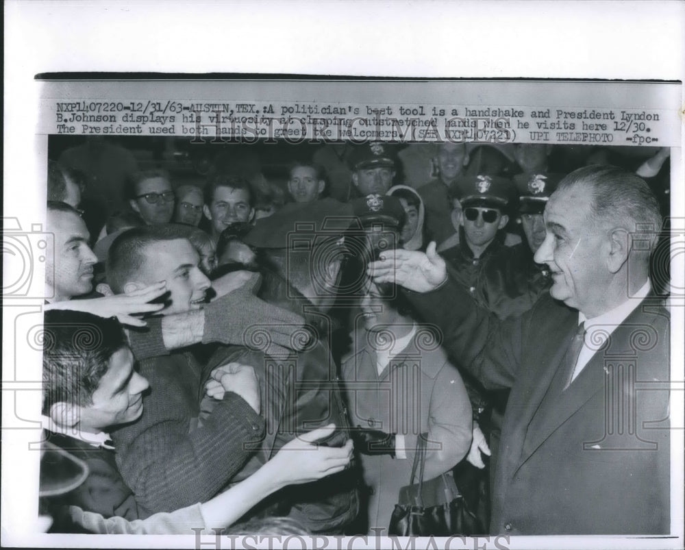 1963 Press Photo President Lydon Johnson reached hands of the crowd. - Historic Images