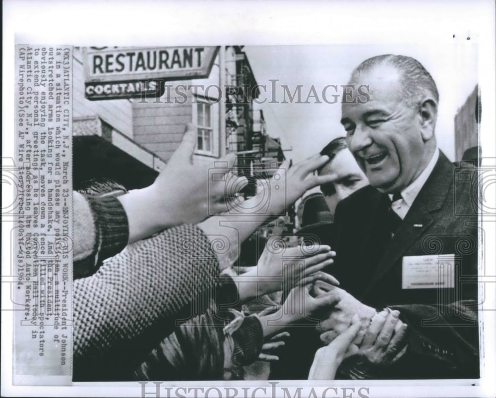 1964 Press Photo Pres. Lydon Jonson shake hands with the crowd. - Historic Images