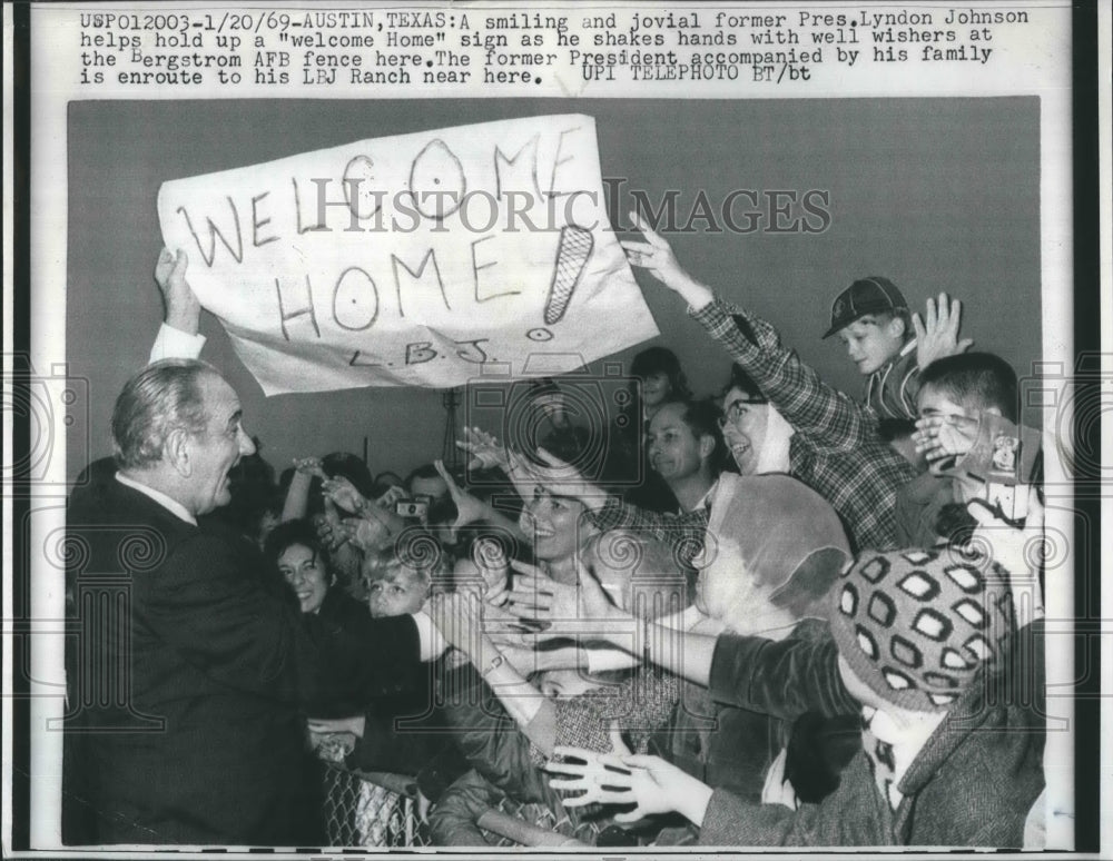 1968 Press Photo Pres.Johnson holds up a Welcome signs. - RSH19713 - Historic Images