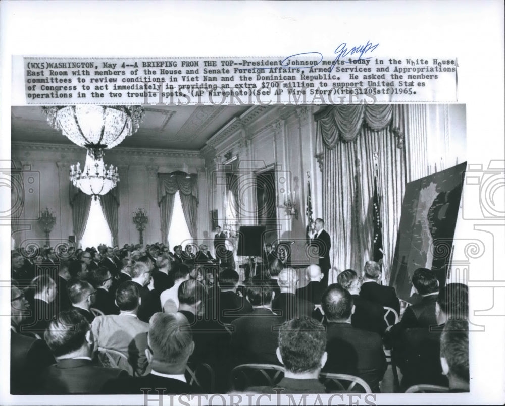 1965 Press Photo Pres. Johnson with members of Foreign Affairs. - Historic Images