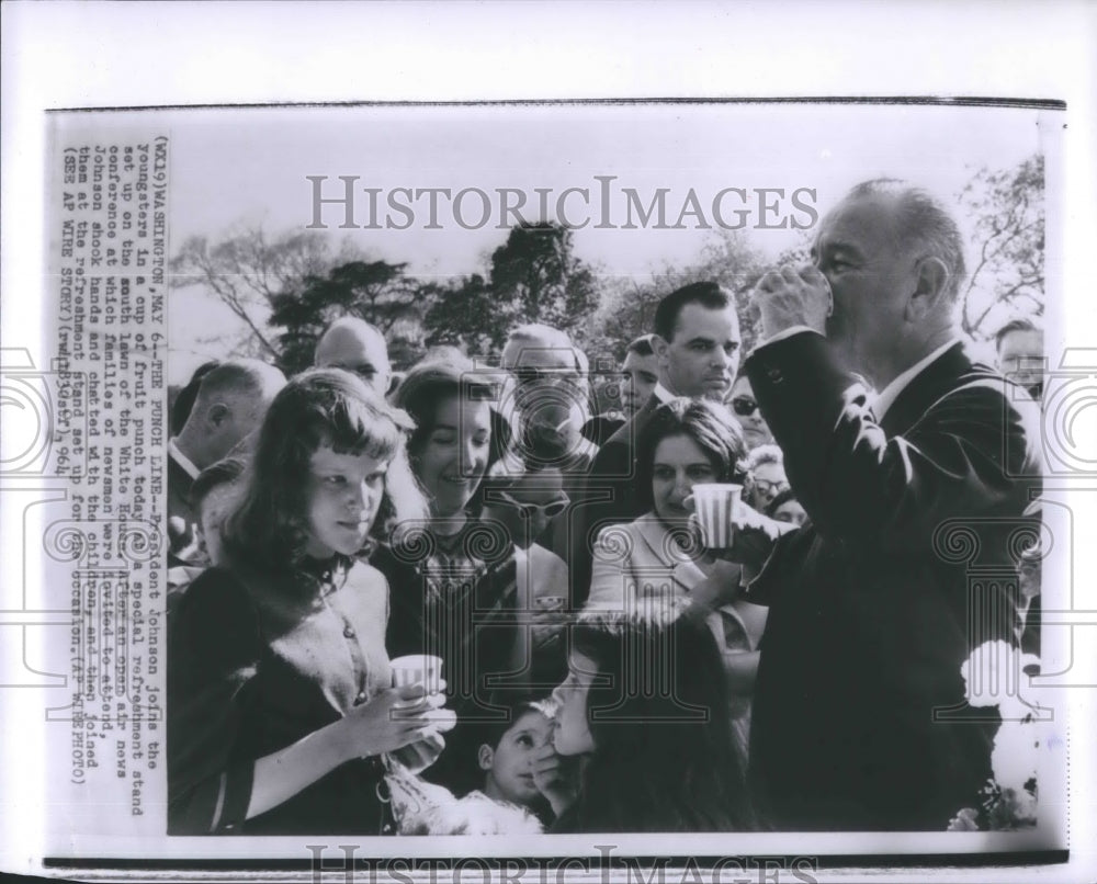 1964 Press Photo President Lyndon B. Johnson Drink Fruit Punch Lawn White House - Historic Images