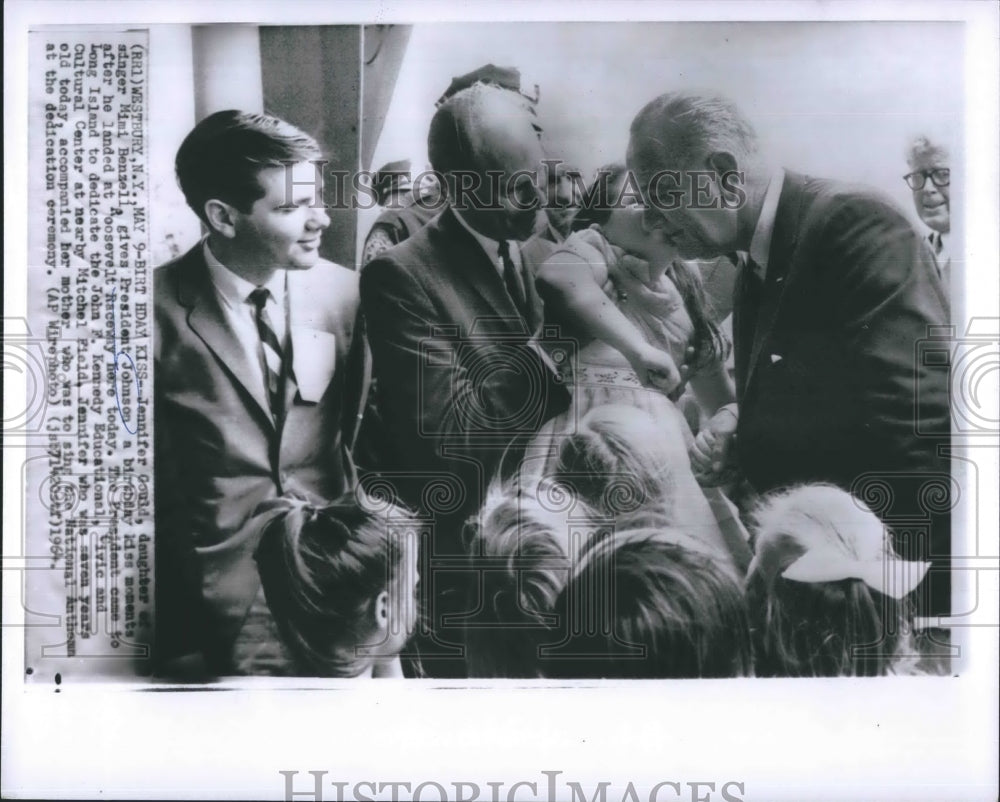 1964 Press Photo President Lyndon B. Johnson Birthday Kiss Jennifer Gould - Historic Images