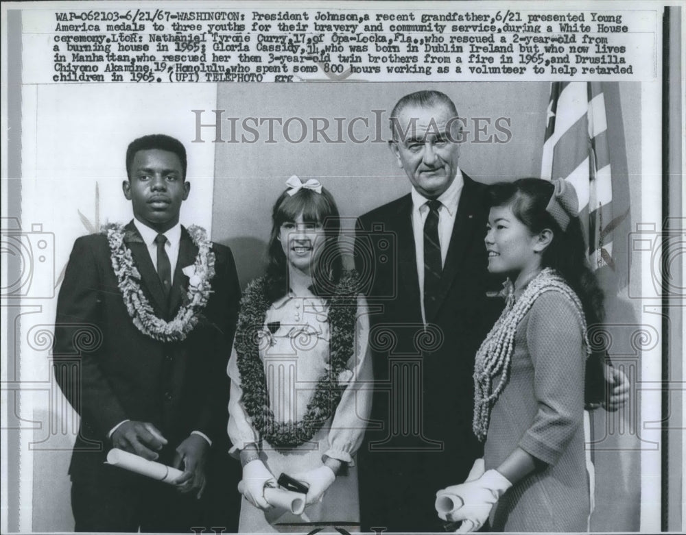 1967 Press Photo President Lyndon B. Johnson Young America Medals Nathaniel - Historic Images
