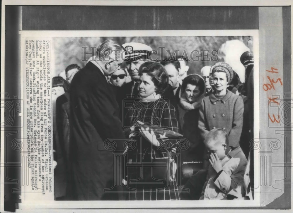 1967 Press Photo Pres.Johnson condolences to the widow of Air Force Col. - Historic Images