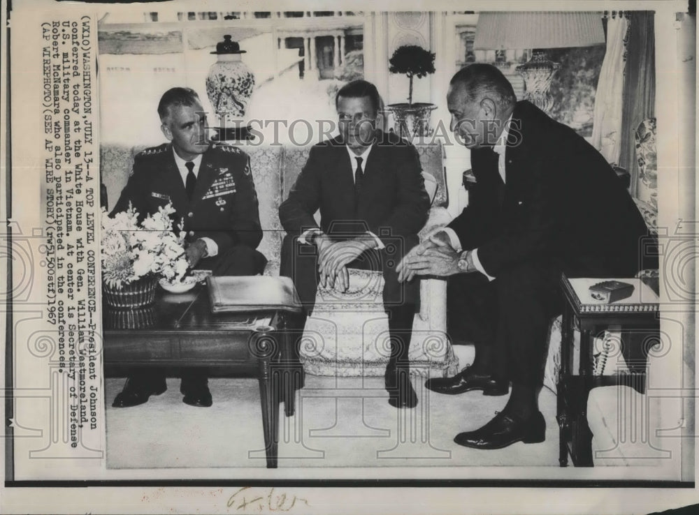 1967 Press Photo Pres.Johnson with Army Officers. - Historic Images