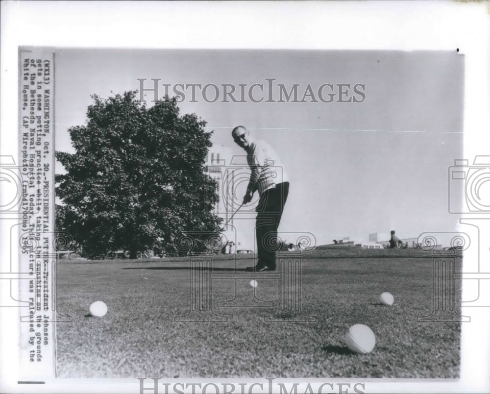 1965 Press Photo President Lyndon Johnson Putting Golf Bethesda Naval Hospital - Historic Images