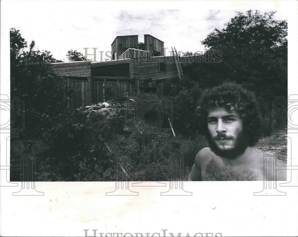 1976 Press Photo Rick Doblin stands outside his dream home during construction - Historic Images