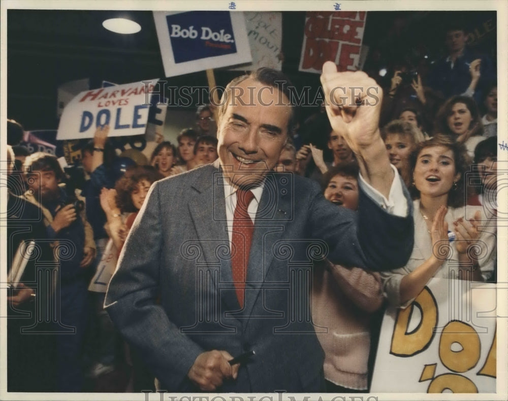 1987 Press Photo Sen.Dole makes his way to the microphone - Historic Images