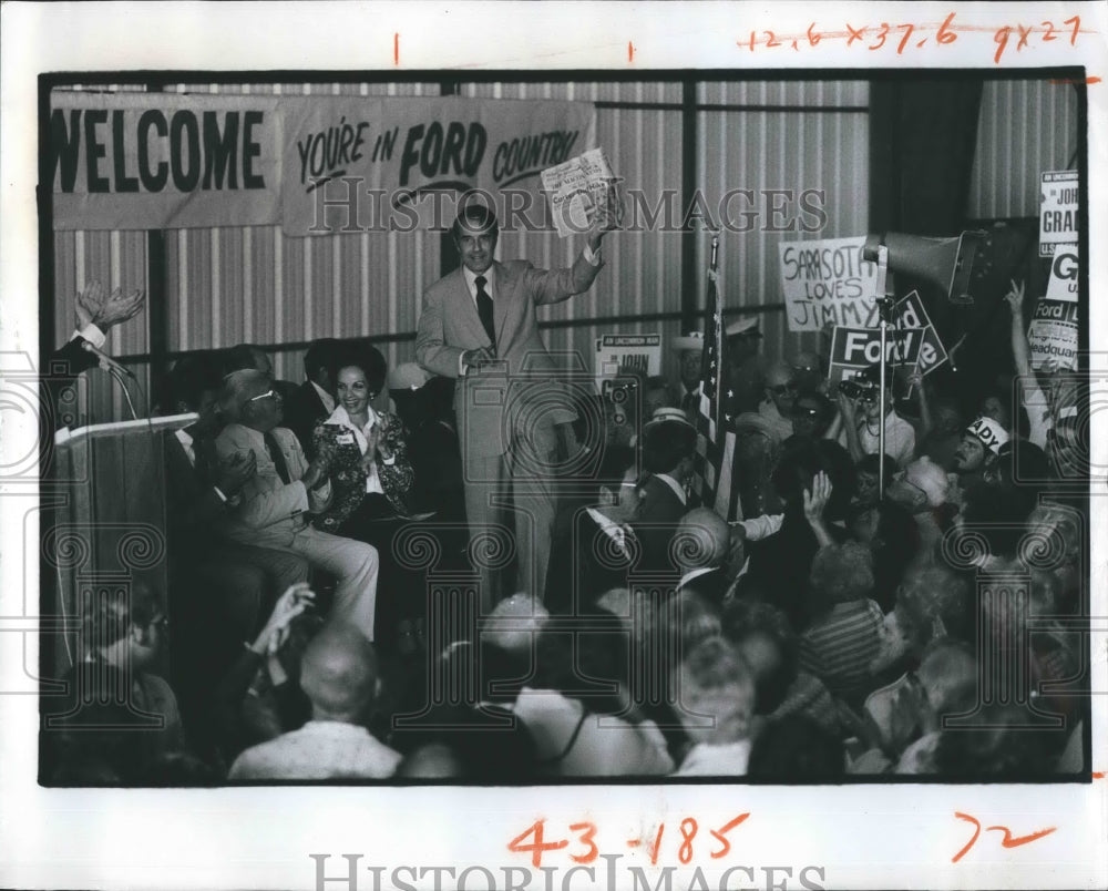 1976 Press Photo Sen.Dole addresses audience at Sarasota Airport - Historic Images