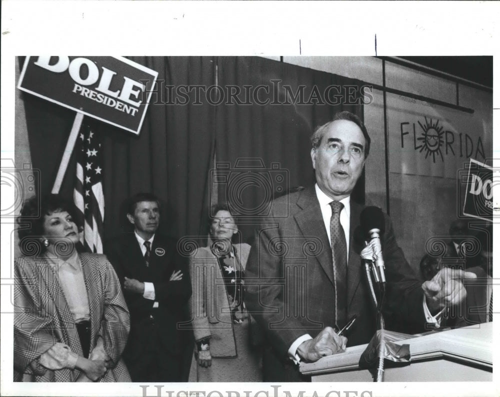 1988 Press Photo Sen.Robert Dole the man in the picture - RSH19893 - Historic Images