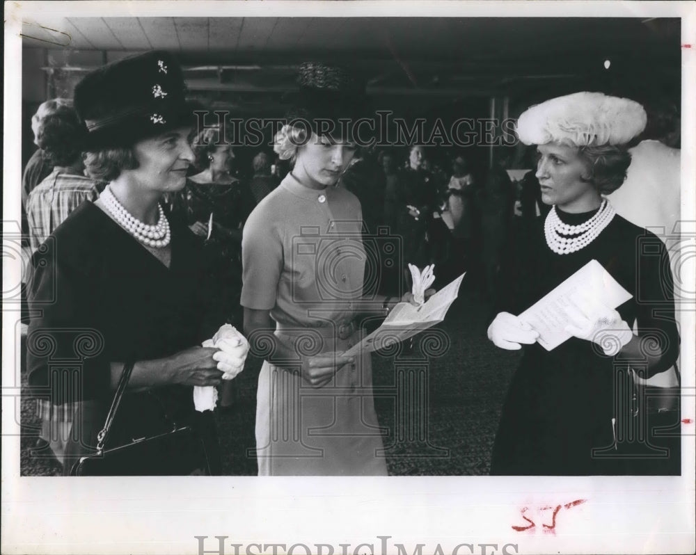 1962 Press Photo Mrs.Henry L&#39;heureux and Mrs.George Moench,Mrs. Tom Hennessey - Historic Images